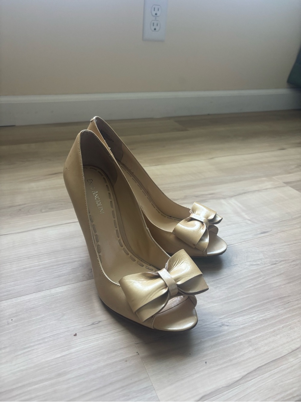 Enzo Angiolini Gold Bow Pumps - good condition - size 9.5